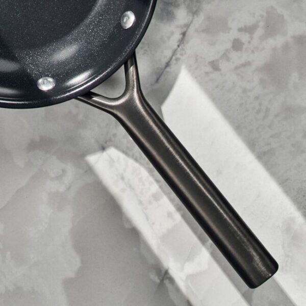 750077944 Padella Antiaderente cm 28 Ceraforce Titanio - Milano nero - Zwilling