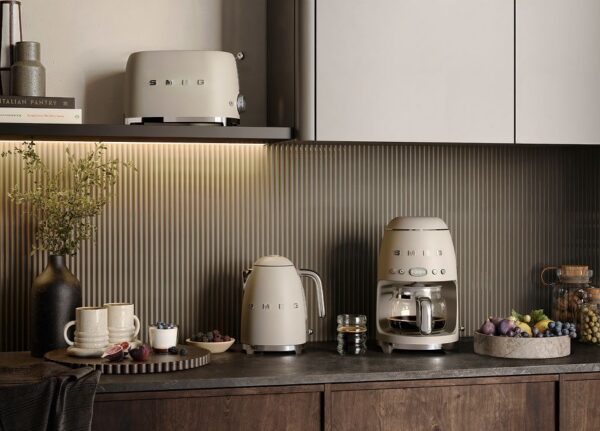 Smeg2-Ambientata SMEG Matte Black Toaster - 2-Slice - EU Plug - TSF01BLMEU (Copia)